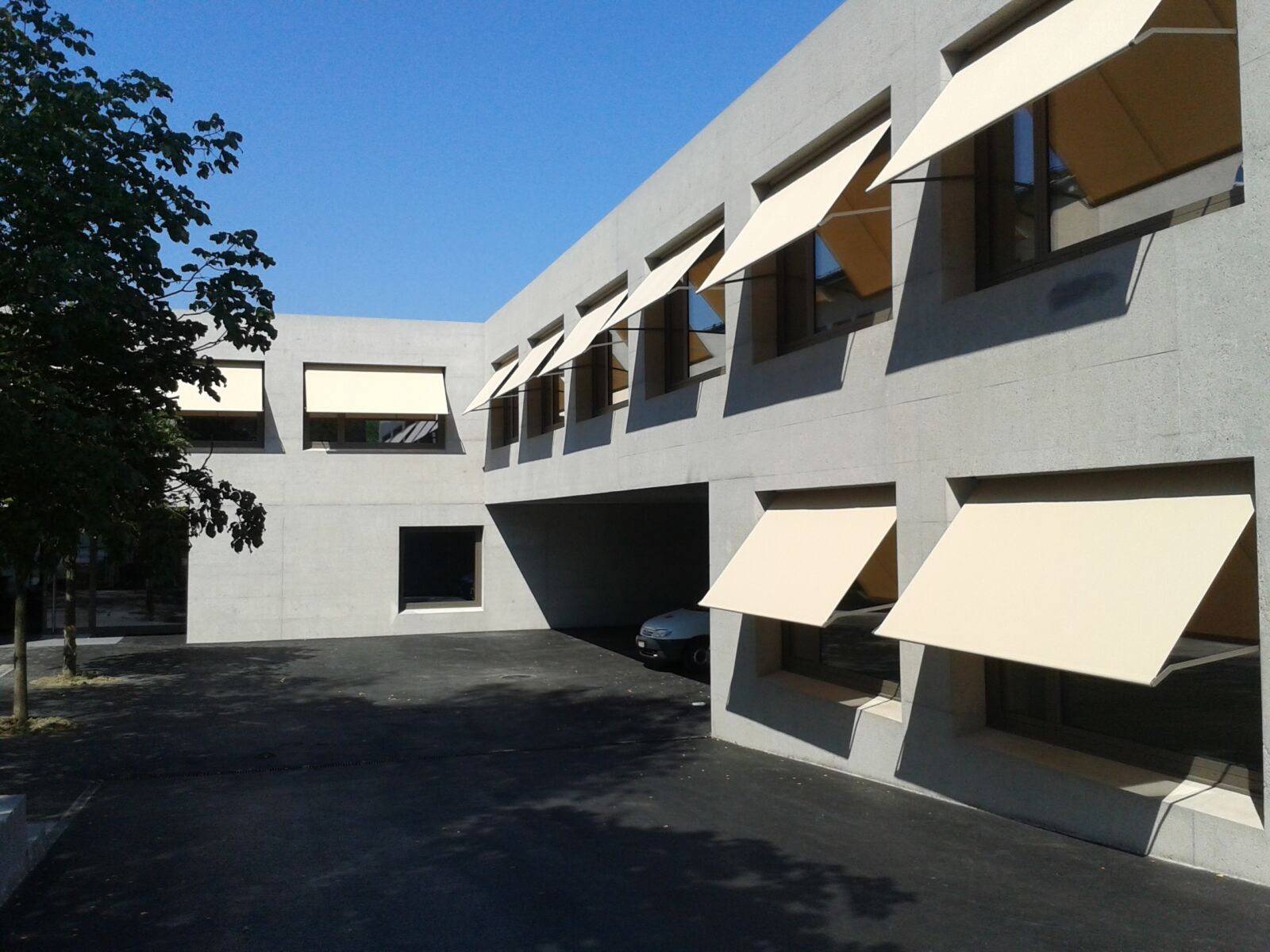Gestrahlte Beton Fassade einer Schule